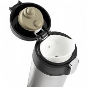 Termosmugg med enkel enhandsöppning.