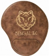 Lyxig musmatta i konstläder med gravyr