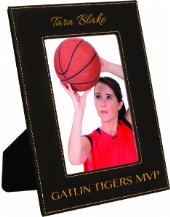 Fotoram i konstläder med gravyr 125x175 mm.